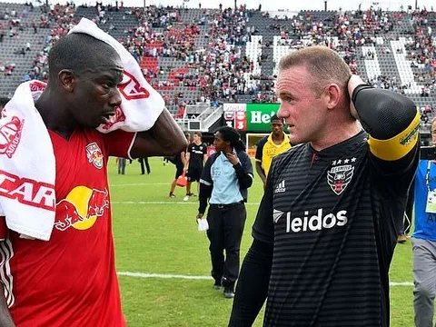 Hat-trick của Wright-Phillips che mờ bàn thắng 1 chạm đẳng cấp của Rooney