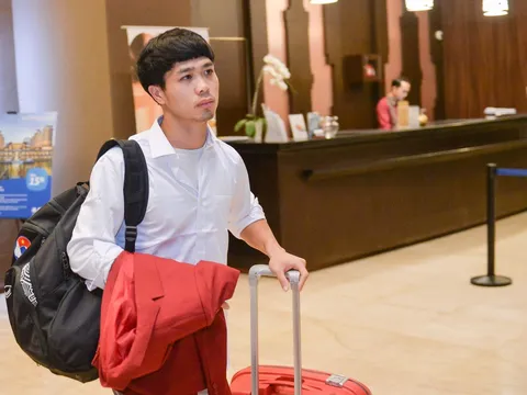 U23 Việt Nam rạng rỡ khi về nước, chỉ một người buồn rười rượi ở sân bay