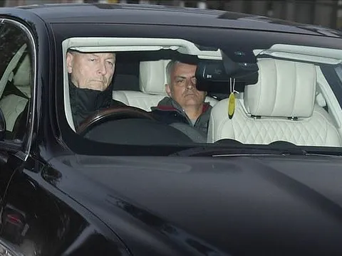 Hậu đại chiến, Mourinho mang mặt 'đưa đám' đến Carrington