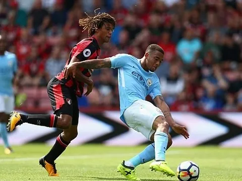 Đội mưa đến sân tập, dàn sao Man Utd vẫn cười tươi