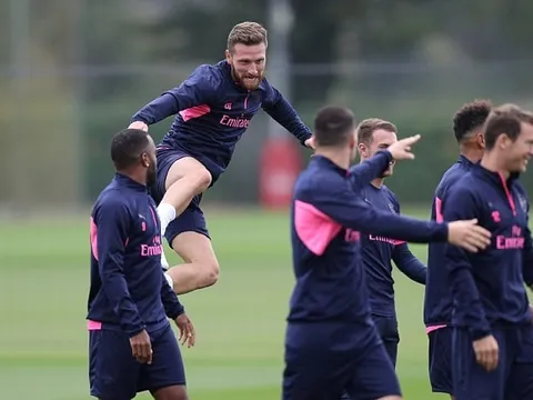 Mustafi 'song phi' đá thẳng người Lacazette