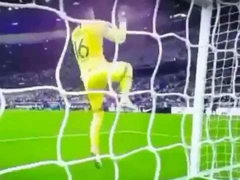 Sir Alex đến Carrington, hiến kế giúp Man Utd đối phó Tottenham