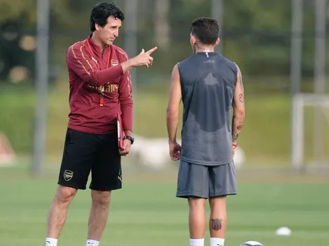 Unai Emery dặn dò kỹ lưỡng "quân bài chiến lược" trước đại chiến với Chelsea
