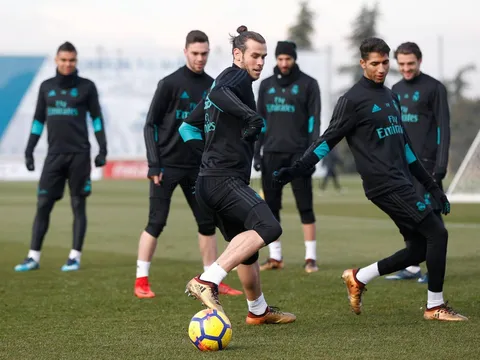 Gareth Bale "múa" ballet trên sân tập