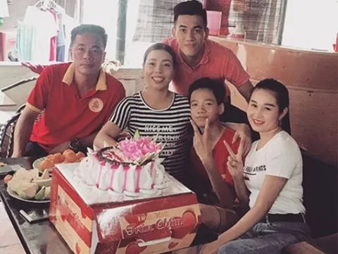 "Vua săn bàn" Tiến Linh đưa bạn gái ra mắt mẹ chồng