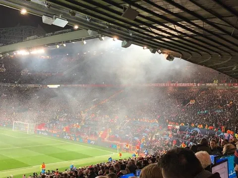'1 bầu không khí tráng lệ ở Old Trafford'