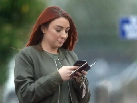 Ở tù, Adam Johnson vẫn được tình tin đồn săn đón