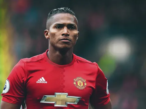 Vì một hành động, Valencia khiến fan "sôi máu" hơn cả với Phil Jones