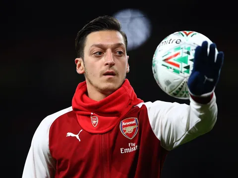 Ozil vướng scandal "nghiện" game, Unai Emery lên tiếng bảo vệ học trò