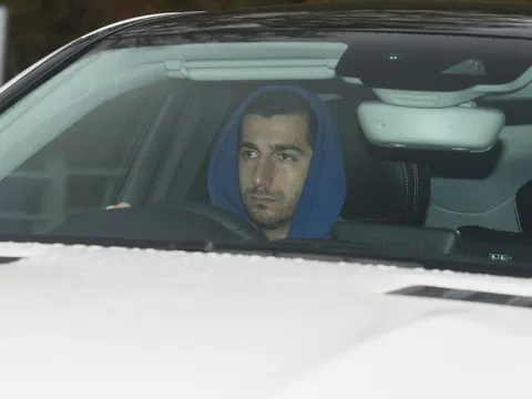 Mkhitaryan mặt "hầm hầm" lái xe đến sân tập