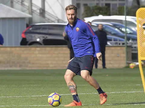 De Rossi thẩn thờ trên sân tập