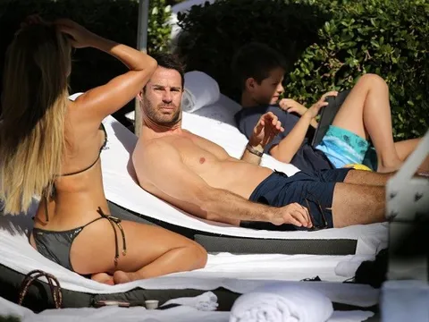 Huyền thoại Liverpool đắm đuối trước vẻ đẹp của "vợ cũ" Van der Vaart