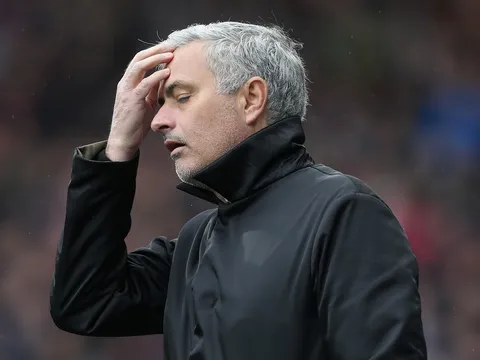 10 khoảnh khắc ấn tượng nhất vòng 9 NHA: Cái lắc đầu của Mourinho
