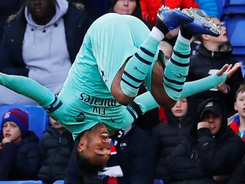 10 khoảnh khắc ấn tượng nhất vòng 10 Premier League: 'Cú Santo' của nhà Vua mới