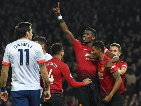 10 khoảnh khắc ấn tượng nhất vòng 20 Premier League: Pogba 'uống nước nhớ nguồn'