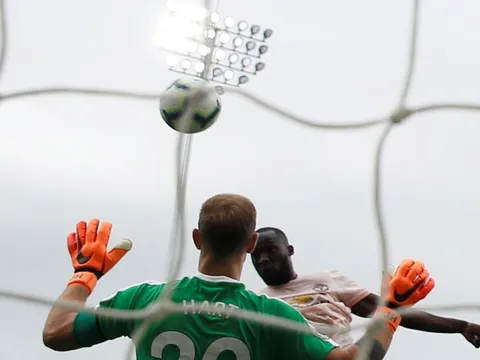 10 khoảnh khắc ấn tượng nhất vòng 4 Premier League: Ánh sáng sau cú đánh đầu
