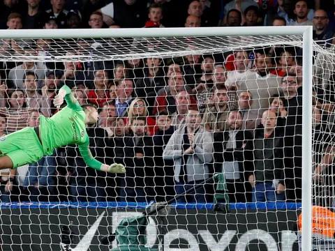 10 khoảnh khắc ấn tượng nhất vòng 7 Premier League: Làm nền cho người cũ