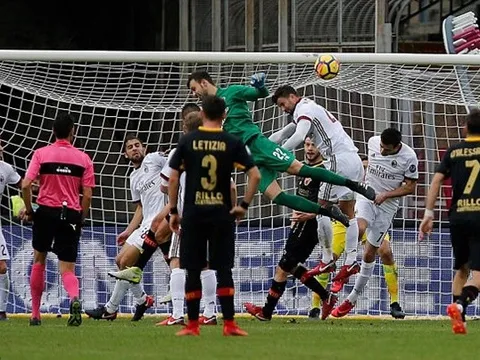 10 thủ môn nổi tiếng vì những bàn thắng vỡ tung cầu trường