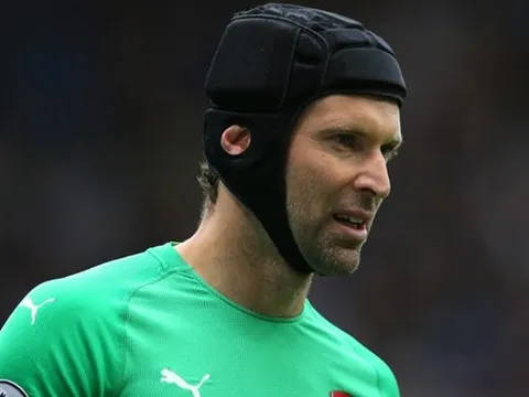 Truyền thông Anh tiết lộ BẤT NGỜ về tương lai của Petr Cech tại Arsenal
