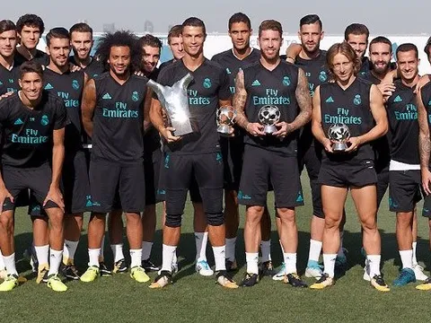 Ronaldo, Modric, Ramos 'khoe' danh hiệu trên sân tập