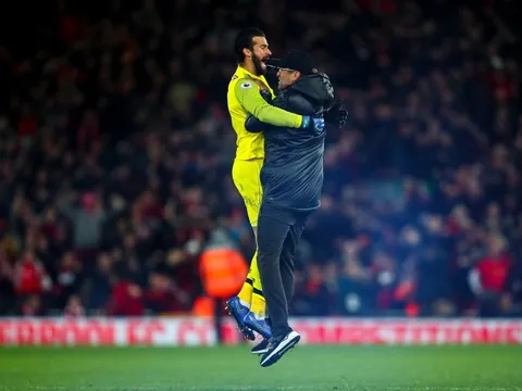 "Ăn rùa" phút bù giờ, Klopp chạy vào sân ăn mừng như thể vô địch