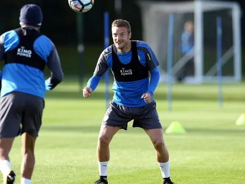 Sắp rơi vào nhóm cầm đèn đỏ, Vardy và các đồng đội vẫn... vui như hội