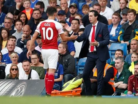 Việc Unai Emery đưa Mesut Ozil lên ghế dự bị khiến CĐV Arsenal thích thú