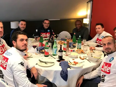 Huyền thoại Arsenal từ Mỹ sang Napoli... selfie với cầu thủ