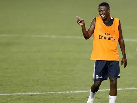 Người đại diện Vinicius PHÁ VỠ im lặng về việc quay trở lại Brazil