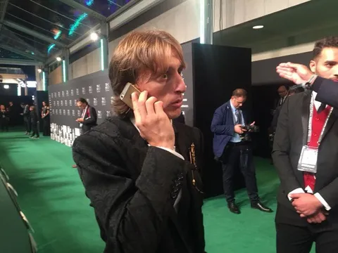 Vì sao thu nhập khủng, Modric vẫn dùng điện thoại 'cùi'?