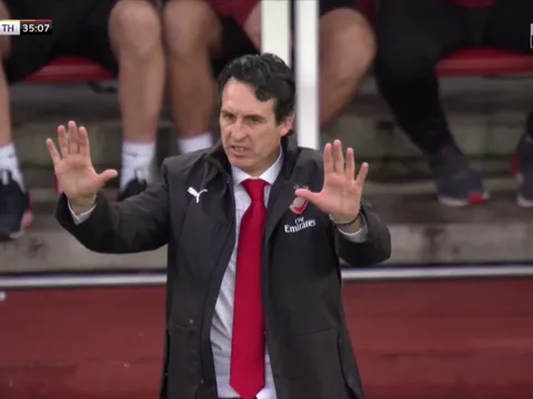 Emery đã hét gì với các học trò sau khi bị Tottenham ngược dòng chóng vánh?