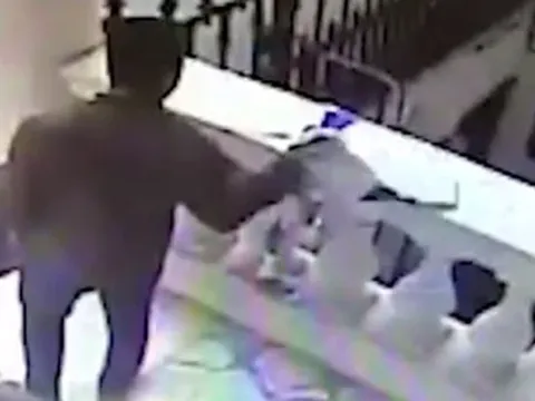 Đến tri ân cố chủ tịch Vichai, kẻ trộm nhanh tay ăn cắp áo Leicester