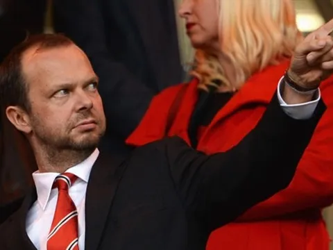 Ủng hộ Mourinho, fan MU giăng biểu ngữ khó tin phản đối Ed Woodward