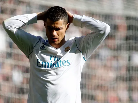 Ronaldo thua sấp mặt Messi: Cái giá của sự kiêu ngạo