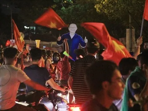 HLV Park Hang-seo xuống đường "đi bão" cùng CĐV Đà Thành