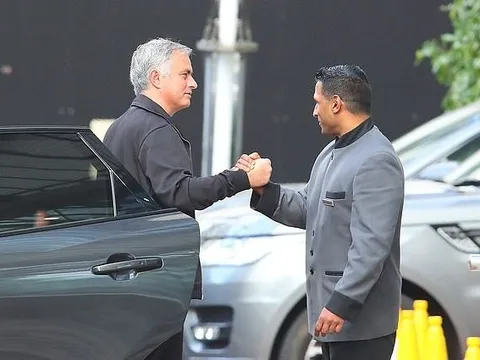 Nhìn Mourinho với nhân viên lễ tân, Paul Pogba có chạnh lòng?
