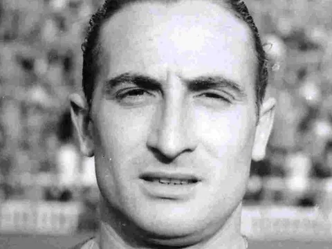 Welbeck "đua tốc độ" với Bellerin trên sân tập