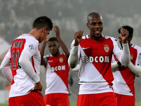 Sir Alex xuất hiện, biển người đứng dậy tôn vinh