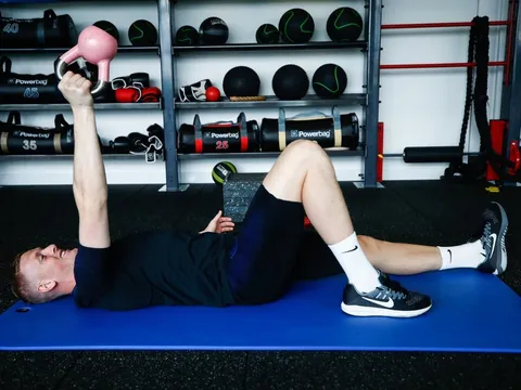 Tập luyện mệt nhọc, James Rodriguez vẫn toát lên khí chất của "nam thần"