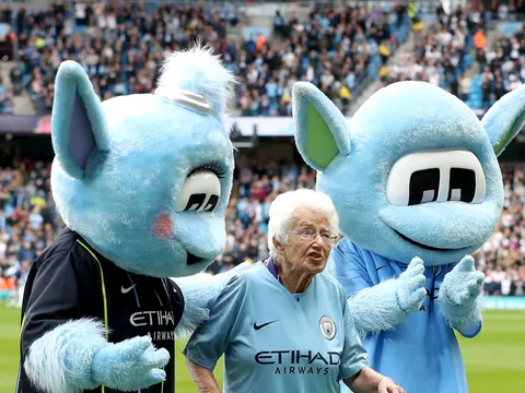 2 nhân vật bí ẩn 100 tuổi ra sân cùng Man City là ai?