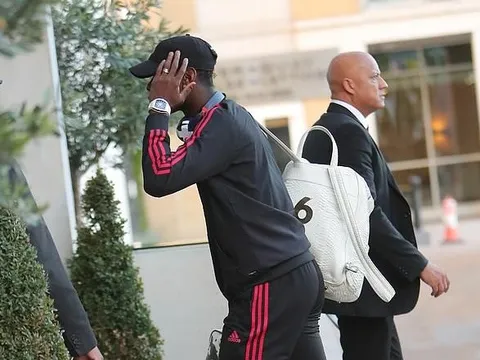 2 sao Man Utd thoải mái cười đùa trong lúc Pogba che mặt