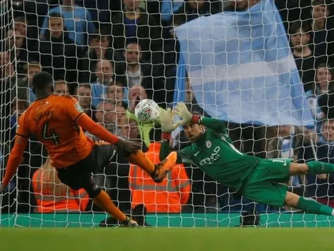 2 tình huống cứu thua trên chấm 11m của Claudio Bravo
