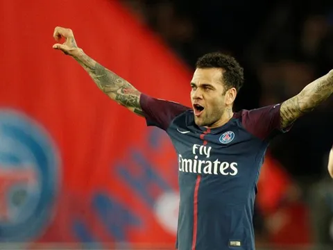 Không thi đấu, Dani Alves làm fan cuồng của PSG