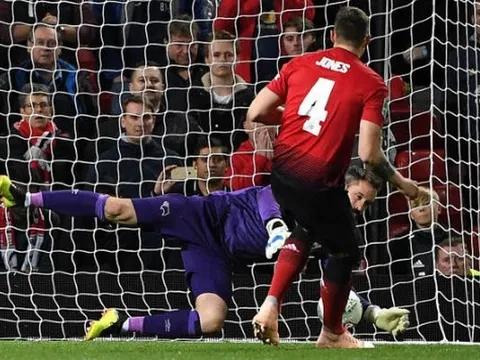 HLV Mourinho tiên đoán Phil Jones sẽ sút hỏng 11m