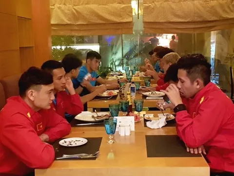Đến Qatar: ĐT Việt Nam ăn nhanh, ngủ nướng đợi tới chiều tập luyện
