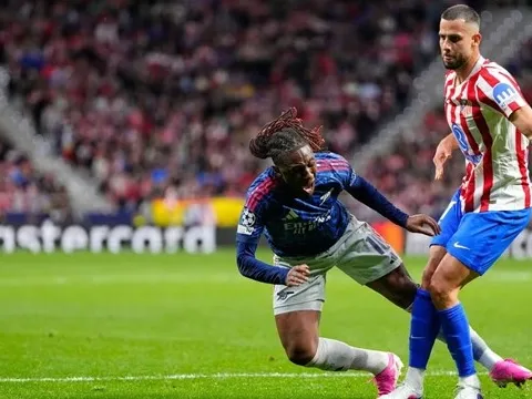 Simeone náo loạn đường biên khiến Arsenal bị tước phạt đền