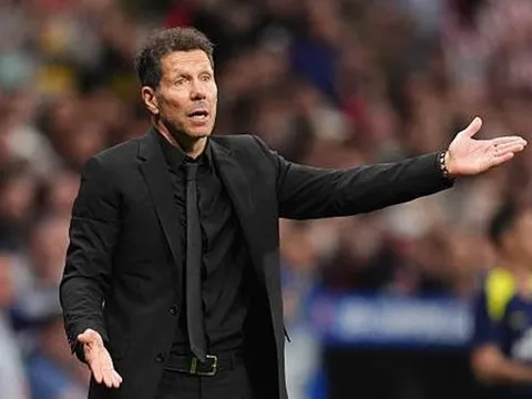 Ben White bị Simeone dằn mặt vì giẫm lên huy hiệu Atletico