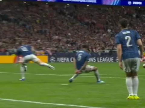 Carragher gọi quả phạt đền của Atletico là vết nhơ Champions League