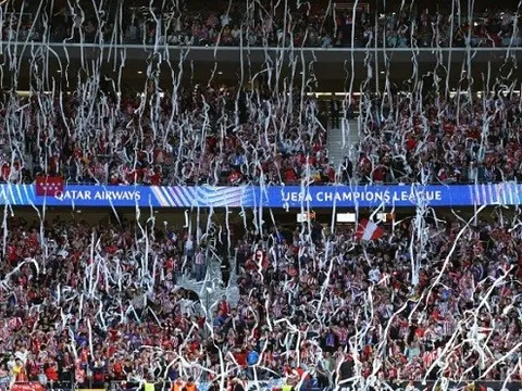 CĐV Atletico ném giấy, bình luận viên BBC dính đòn