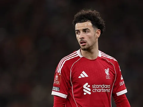Vì sao Curtis Jones lạc lõng tại Liverpool nhưng lại hợp với Villa?